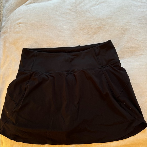 Athleta run with it 14” skort in black & white - Picture 2 of 7